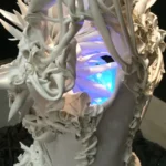 blau beleuchtetes Kunststoffobjekt