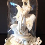 kleines Kunststoffobjekt mit Plexiglashaube
