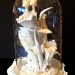 kleines Kunststoffobjekt mit Plexiglashaube