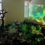 Erdfläche mit Kunstpflanzen, Projektion