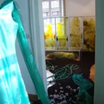 Stück von grünem Kleid Durchblick in einen anderen Raum, Erdfläche Wände in Gelb