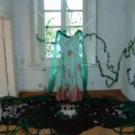 Grünes Kleid über Erdfläche, Installation