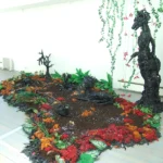 Installation mit Kunststoffplastiken von Svenja Ritter