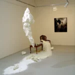 Installation in weiß mit Tisch und Stuhl