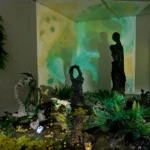 Installation mit Kunststoffplastiken von Svenja Ritter