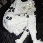 weiße Figur, liegend