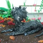 schwarzes Kunststoffobjekt