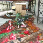 Erdfläche mit Kunststoffobjekten, Holz , Zweigen , Islandmoos, Kunstblumen , Gartenhütte