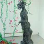 Installation mit schwarzer Figur