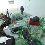 Installation mit Kunststoffobjekten