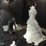 Installation in schwarz und weiß, Kunststoffobjekte