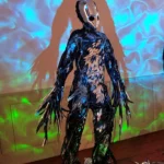 schwarzes Kunststoffobjekt ,Beleuchtung in Blau, Grün
