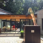 Betonplastik vor dem Museum Oda Park