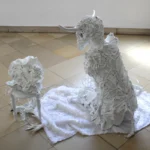 weiße Figur Installation