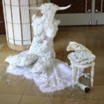 weiße Figur Installation