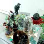 Installation mit Kunststoffplastiken von Svenja Ritter